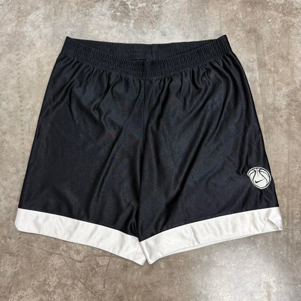 Vintage 90s Nike Black & White Basketball Shorts Size L